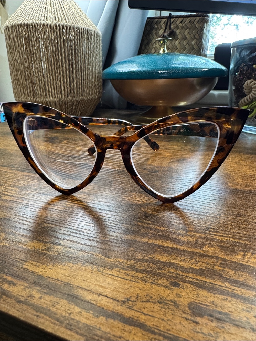 Tortoiseshell Funky Vintage-feel Cat-Eye Women's Glasses - Stylish Retro Frame